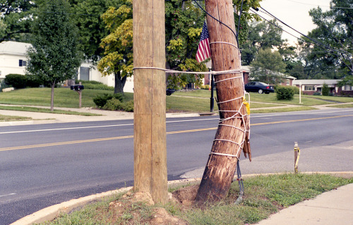 nehirose: gaslampsglow: mundaneamerica: Mundane America. Broken pole with rope and an American Flag.