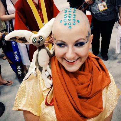 bryankonietzko:
“ faitherinhicks:
“ michaeldantedimartino:
“ One of my favorite cosplays at #sdcc2014. #vscocam
”
We were standing right behind her in line! Super amazing cosplay, actual shaved head!
”
The fabric was amazing too!
”