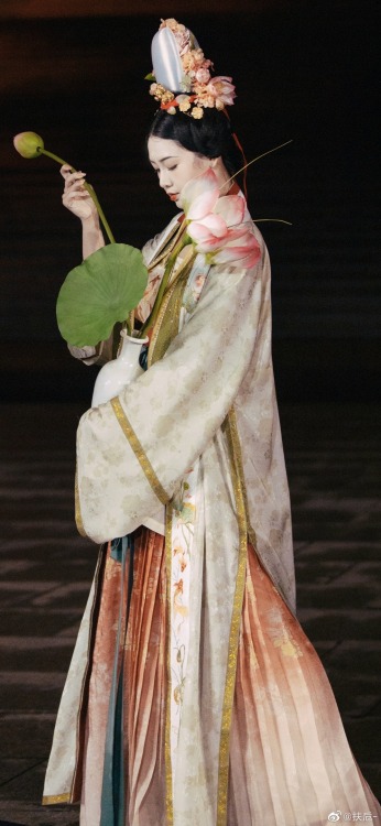 Traditional Chinese hanfu on the runway.