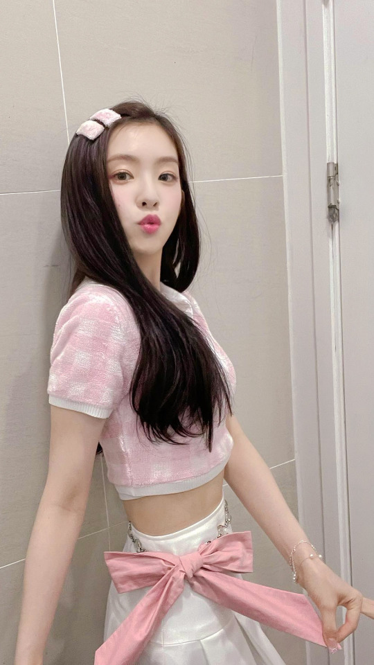 Red Velvet (Irene) Lockscreens!