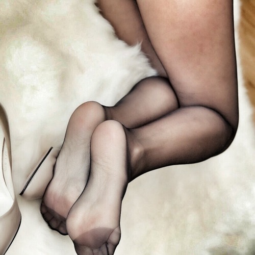 http://tights-details.tumblr.com/post/138601019733