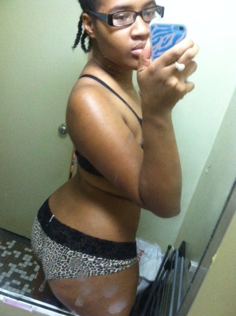 crimsonkinghgf:  Who be liking dat pussy Au Naturel???
