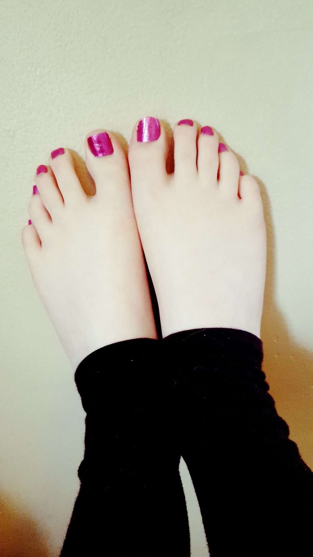 lil-uni:  A hoodiegirl and some feets