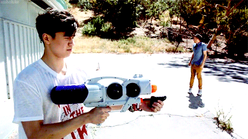 assholuke:  Calum trying to use a water gun - Amnesia (Behind The Scenes) 