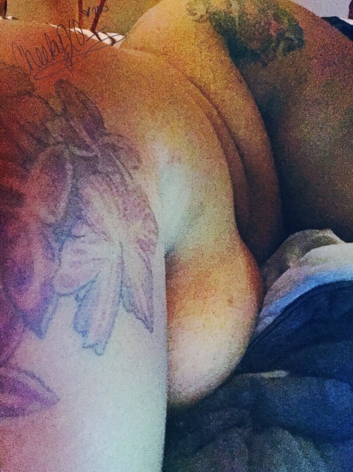 simplisticexistence:  The Body 🎶 listening to Wale 💁