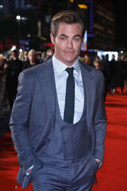 mycrazyworlduniverse: Chris Pine attends the European Premiere of ‘Outlaw King’ &amp