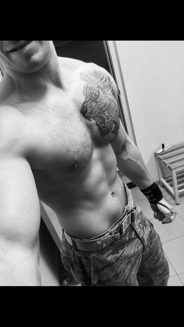 beauty-in-sex:  Sometimes you just need a b&amp;w gym selfie  Hot damn