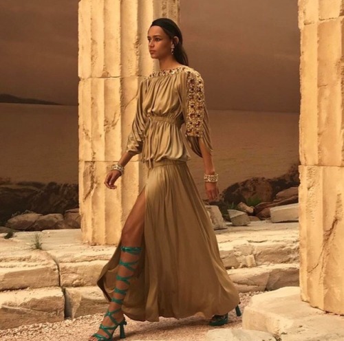 THE RUNWAY: CHANEL CRUISE 2018-Inspired by Greek Beauty & StyleRead It: bit.ly/2p6nysp