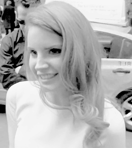 deadlynigthshade:  Lana with fans outside ‘The Letterman Show’ studio (Feb 02,