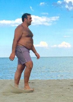 men-in-shorts:  lfbears:  Spying Italian Dad (Fred Submission)  A bit too much of a tummy for me , but he is a sexy guy that’s for sure!