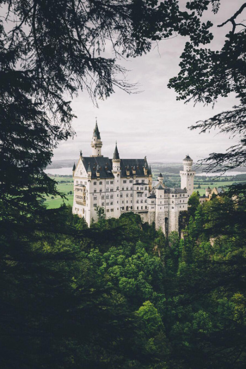 willkommen-in-germany: History of the Origins of Schloss Neuschwanstein Ludwig II, King of Bavaria since 1864, addressed the following lines to the man he so greatly admired, famous German classical composer Richard Wagner: “It is my intention to rebuild