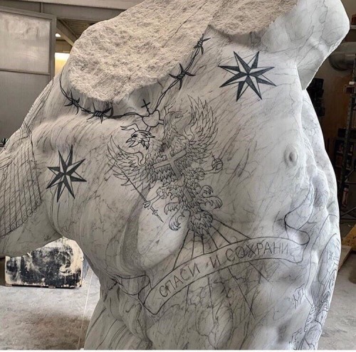 mockwa:[6] The talented Italian sculptor Fabio Viale makes real works of art from marble. It is impossible to take his eyes off his work. So, for example, the master decided to diversify his work and covered the bodies of famous sculptures with Slavic