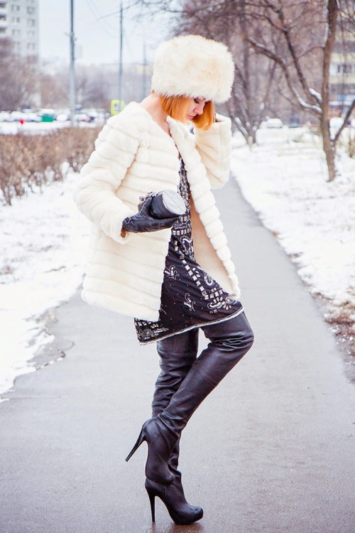 Fashion blogger Lidia Frolova from gvozdishe.com in Topshop over-the-knee bootsdress - Zarina faux f