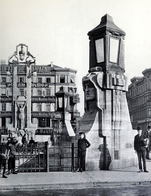 archimaps: The lamp posts of the Oranienbrucke, Berlin Bruno Schmitz, 1903-08