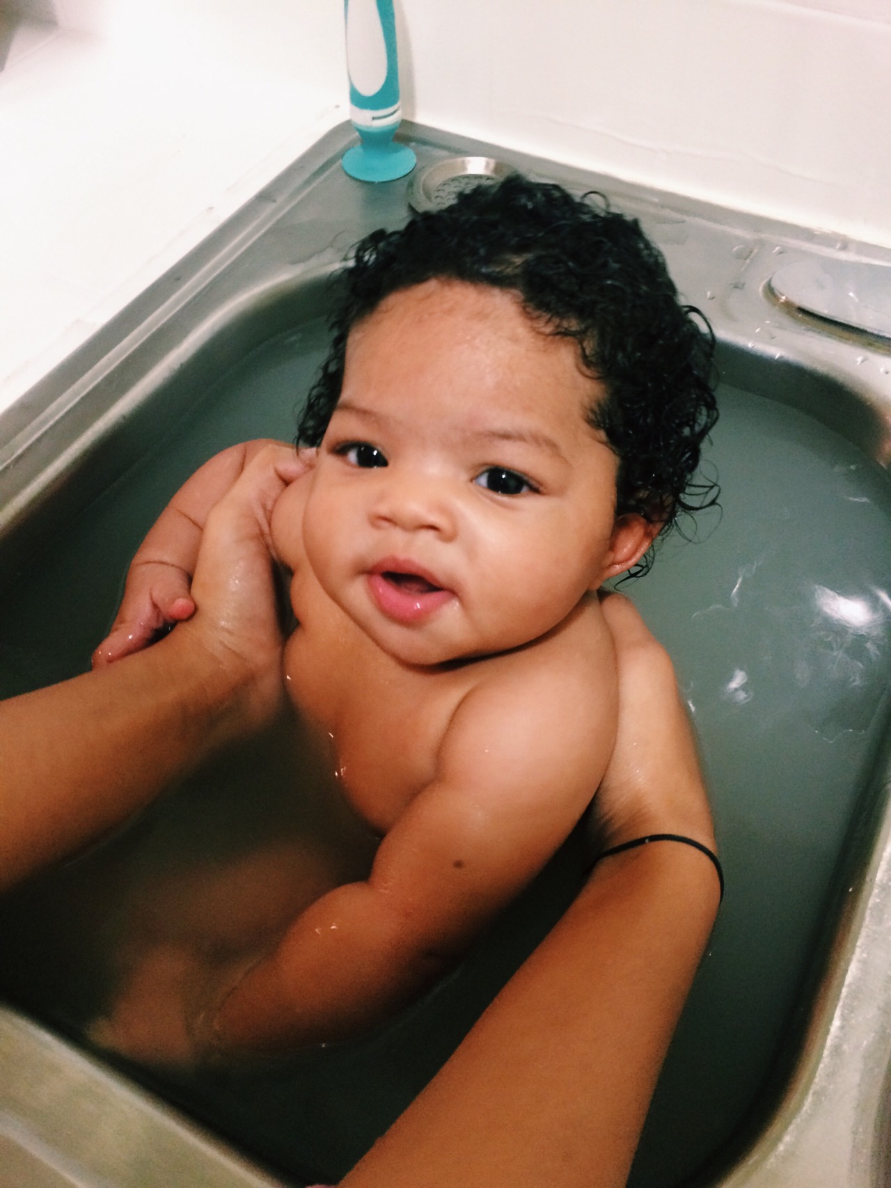 nature-mami: Oatmeal bath for my boo bear. 