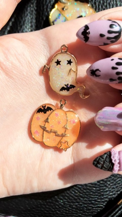 kittywood: New spoopy resin charms for chokers!