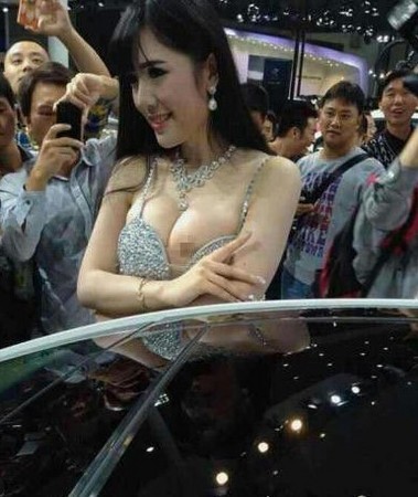 gon7777aammaa-sexy-selfie-blog:漢國際車展日前登場，車模再次成為議論焦點。20日一名「心機辣模」露點演出，立刻吸引大批民眾猛拍，與她同台的車模酸溜溜說，「她一露，人都圍去