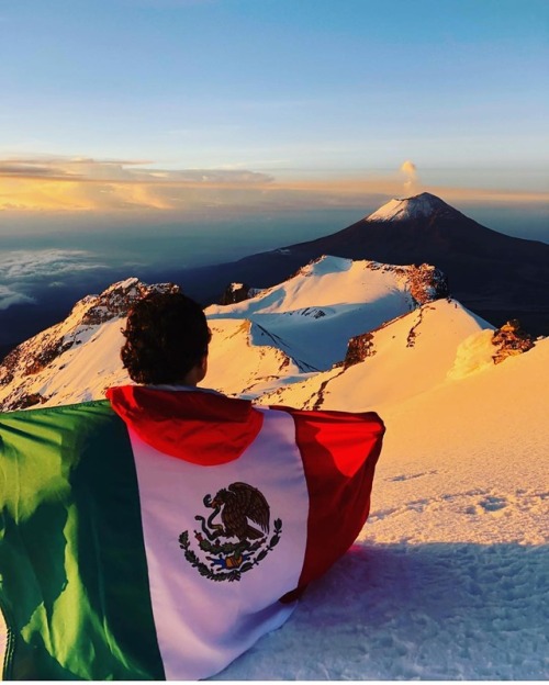 neomexicanismos:Hermosa vista del Popocatépetl desde el Iztaccíhuatl Por @jorge_anorve Vía @pasionxm