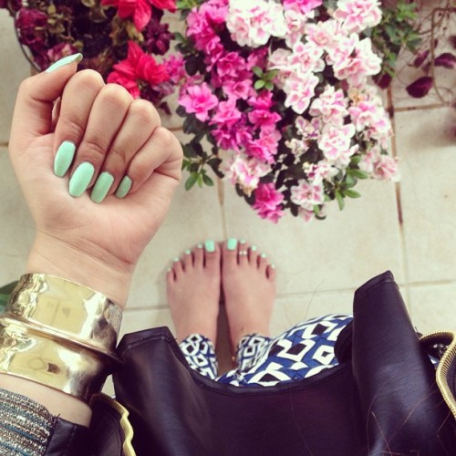 andukes:  feets and toes, flowers and minty greens and trying to take @las_estrellas-like photograficas 🙈