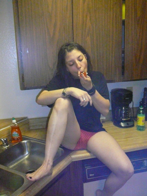 group-e:  Stoner hippy gives herself a facial 