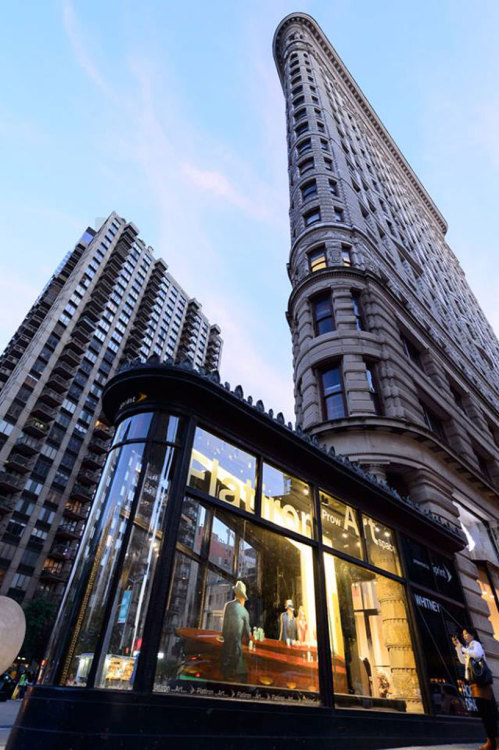 let-s-build-a-home:  Edward Hopper’s Nighthawks recreated as 3D pop-up installation by Whitney Museum of American Art in the Flatiron building’s prow via designboom 