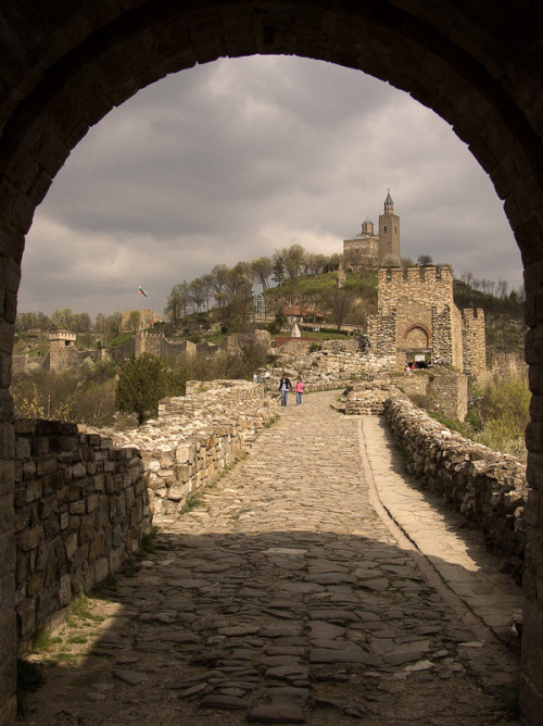 The medieval walls of Veliko Tarnovo, former capital of Bulgaria (by arhangel).