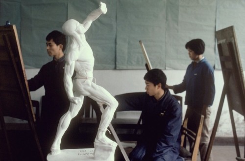 dolm:China. Chongqing. 1979. Art class. Eve Arnold.