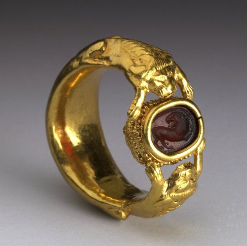 records-of-fortune: Etruscan. Gold Ring. 5th Century BC. This Gold finger-ring has two crouching lio