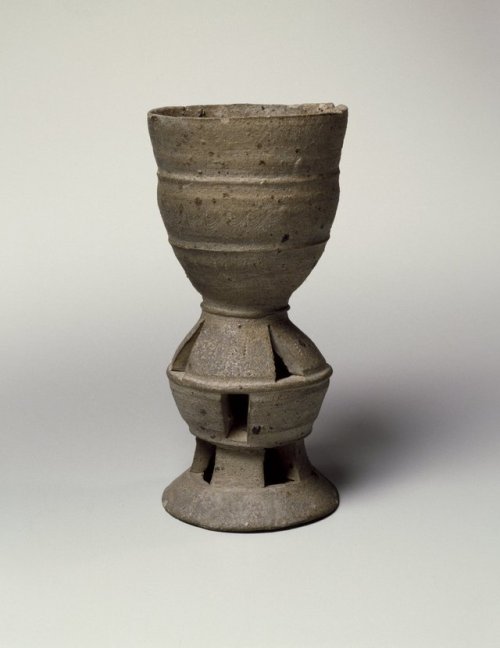 Large quantities of high-fired stoneware were produced for tombs throughout southern Korea during th