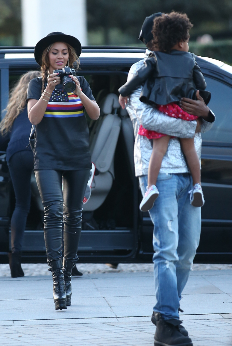 beyoncefashionstyle:  Beyoncé, Jay Z and Blue Ivy in Paris (Oct 7) 