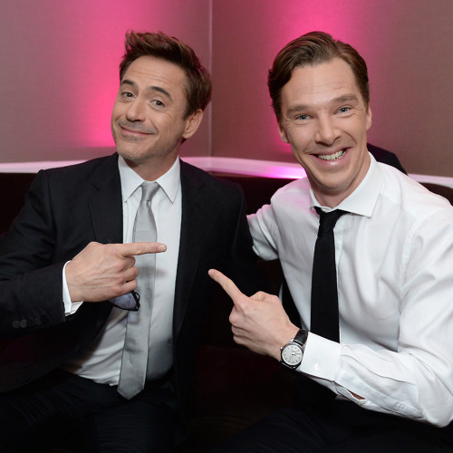 Encontro de Sherlocks. Robert Downey Jr. e Benedict Cumberbatch no PGA Awards de 2014. Curta: facebo