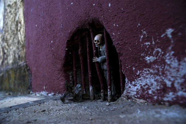 young-chop-a-veli:  isfuckingfun:  Cement eclipses; tiny cement skeletons haunt the