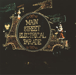Mickey and Minnie Say Hello, Main Street