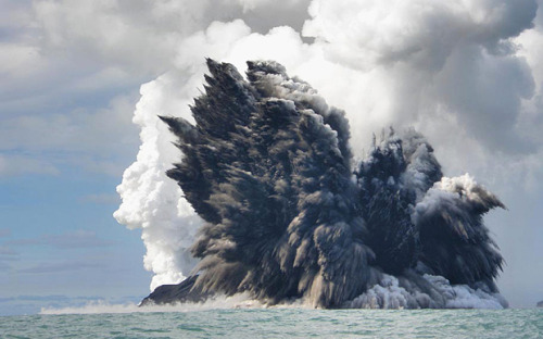 sixpenceee:These photo shows an undersea volcano erupting off the coast of Tonga in March 2009. (Source)