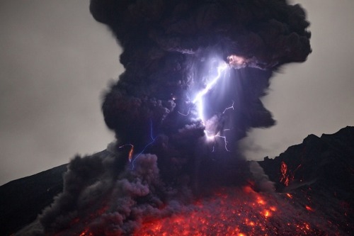 simplewildthings:  Volcanic lightning, a.k.a. ‘dirty thunderstorms.’ 