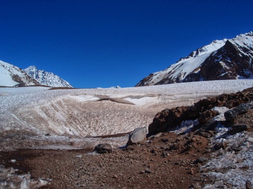 Pico del Aconcagua asomando un campo de nieve, los Andes, Salta, 2008.