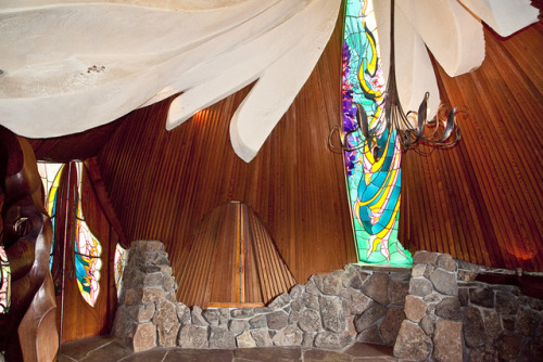 ageofaquarius1970:The Sea Ranch Chapel, built in 1985 is the work of architect James Hubbel. The cha