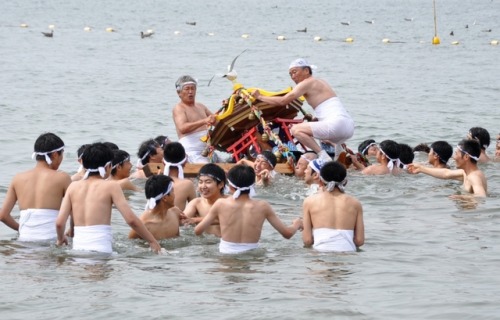 dadnews: 海上渡御、勇ましく 八戸･蕪島海浜公園で「さめ浜まつり」[デーリー東北新聞]2019-07-24