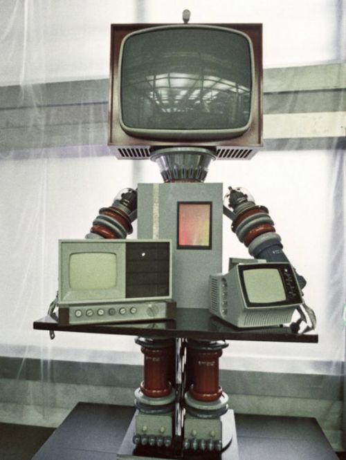 thevaultoftheatomicspaceage:A TV-head robot created by Leningrad’s Pozitron union, 1971.