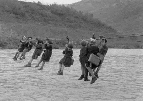 2020blaq: sixpenceee: Children going to school having to cross a river by pulley in Modena, Italy. 1