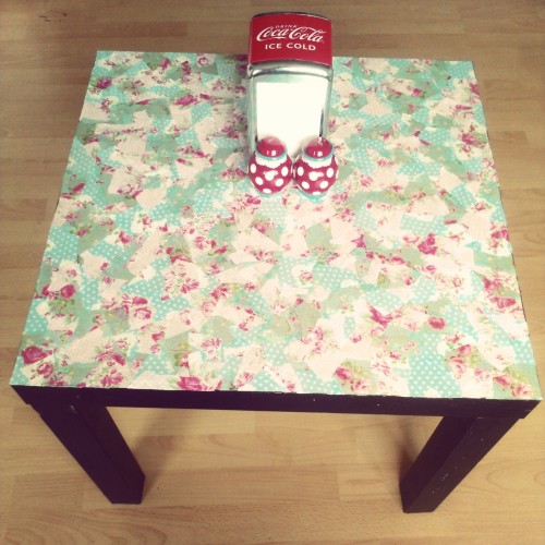 A tutorial on how to make this table yourself. http://siriouslyhandmade.blogspot.co.uk/2014/05/upcyc