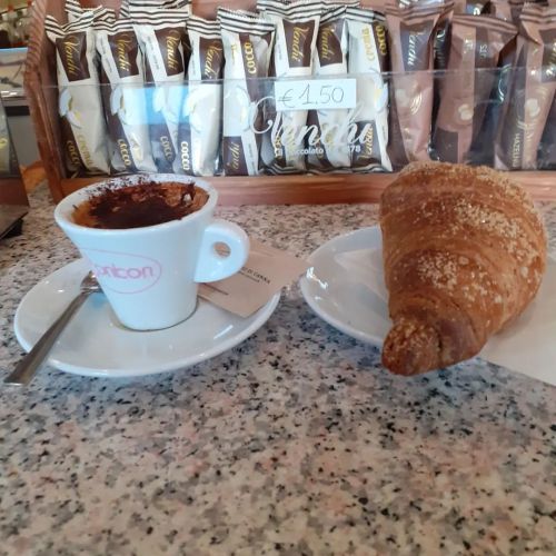 #12Gennaio🗓 #BonBon ☕ macchiato, con cacao e 🥐 integrale
https://www.instagram.com/p/CYoQqs8tOBbgdL3Qfh9GBYKZTb7puKA6WpL_Kk0/?utm_medium=tumblr