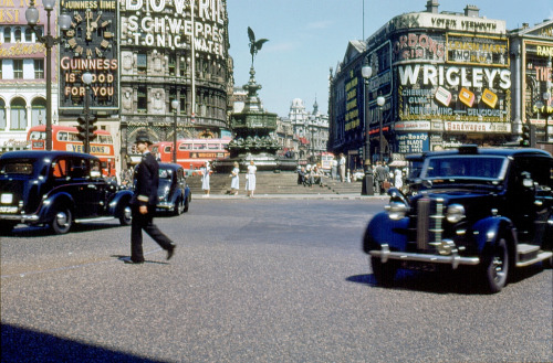 alannahmoore16:  1950s: Colour photographs of Piccadilly Circus 