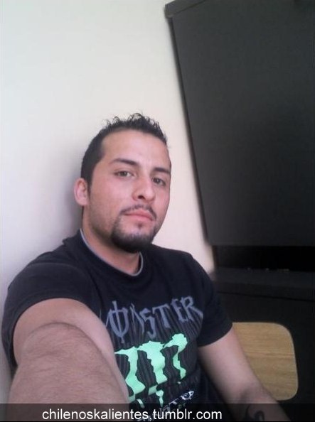 chilenosdebadoo:  chilenoskalientes:  Demian, 28 años. Un rico macho rudo, amante del sexo duro. Q culo se gasta!!  Pegame CTM!!!