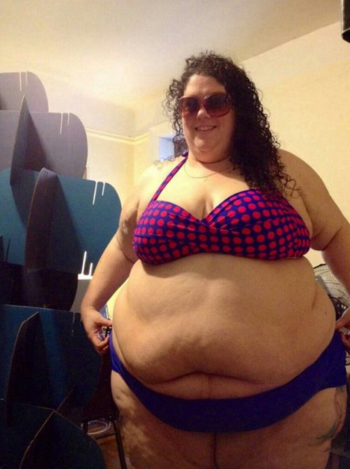 lovemlarge:  Her belly looks even better without that tight dress ;)