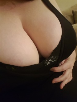 passionatesubmission:  curiouswinekitten2:  Thank you for hosting beautiful 😙 @curiouswinekitten2 have a wonderful Sunday 😊😊  @passionatesubmission   ☘️☘️☘️. Thank you for submitting to cleavage Sunday!!!  Haven’t posted in a while.