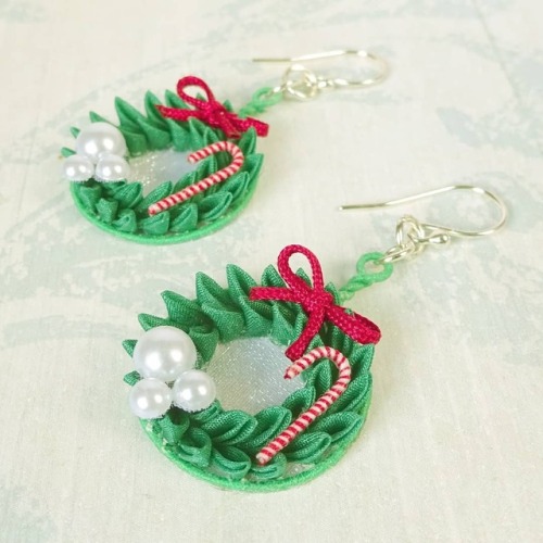 Okay Time To Release My First Christmas Earrings! #tsumamiflower #tsumamikanzashi #tsumamizaiku #earrings