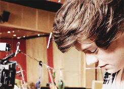 nonarry-blog:  @Harry_Styles Am I the only person who doesn’t floss while driving?! 