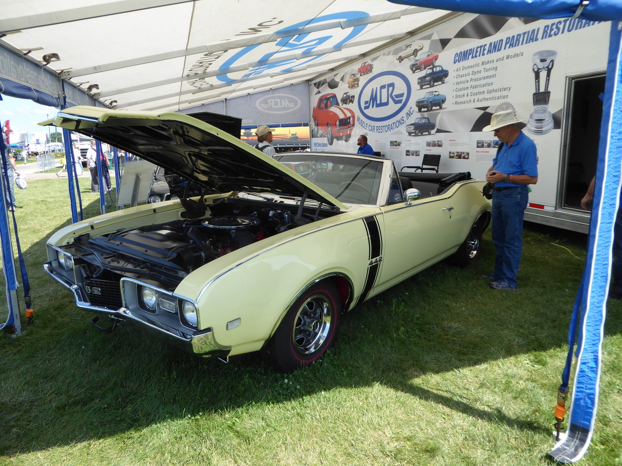 fromcruise-instoconcours:  Oldsmobile 442 convertible, once again showing there is