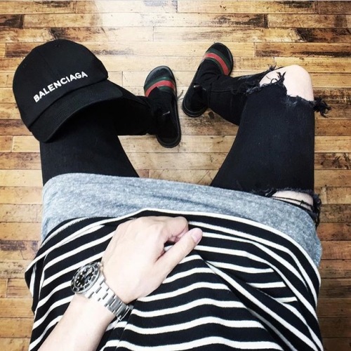 #OutfitFromAbove @srzvv▪️#FoG x #Pacsun #Tee ▪️#Rolex #Watch▪️#Balenciaga #Cap▪️#FearOfGod #Jeans▪️#